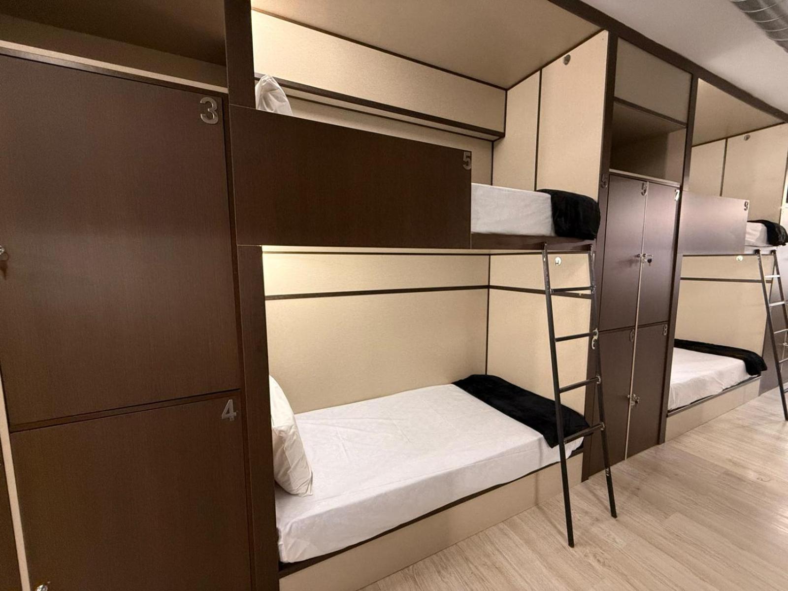 Hostel Tkh-Rooms Mate Madrid Bagian luar foto