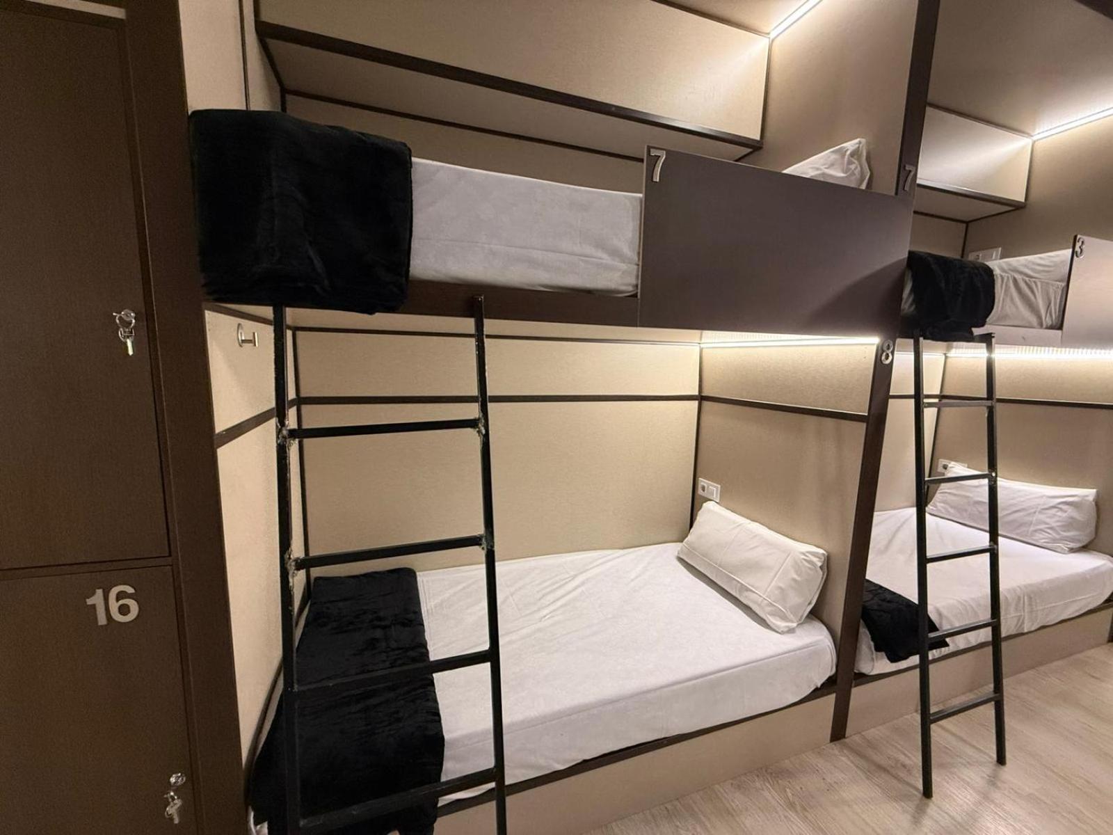 Hostel Tkh-Rooms Mate Madrid Bagian luar foto
