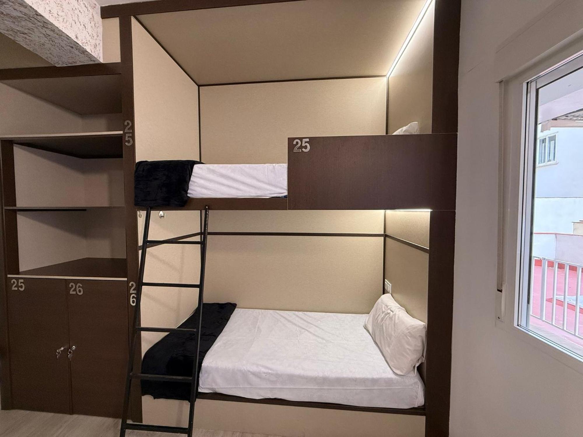 Hostel Tkh-Rooms Mate Madrid Bagian luar foto
